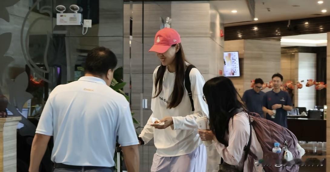 中国女排今年海外联赛第一位球员去报到了！加盟阿塞拜疆联赛的杨涵玉要✈️阿塞拜疆了