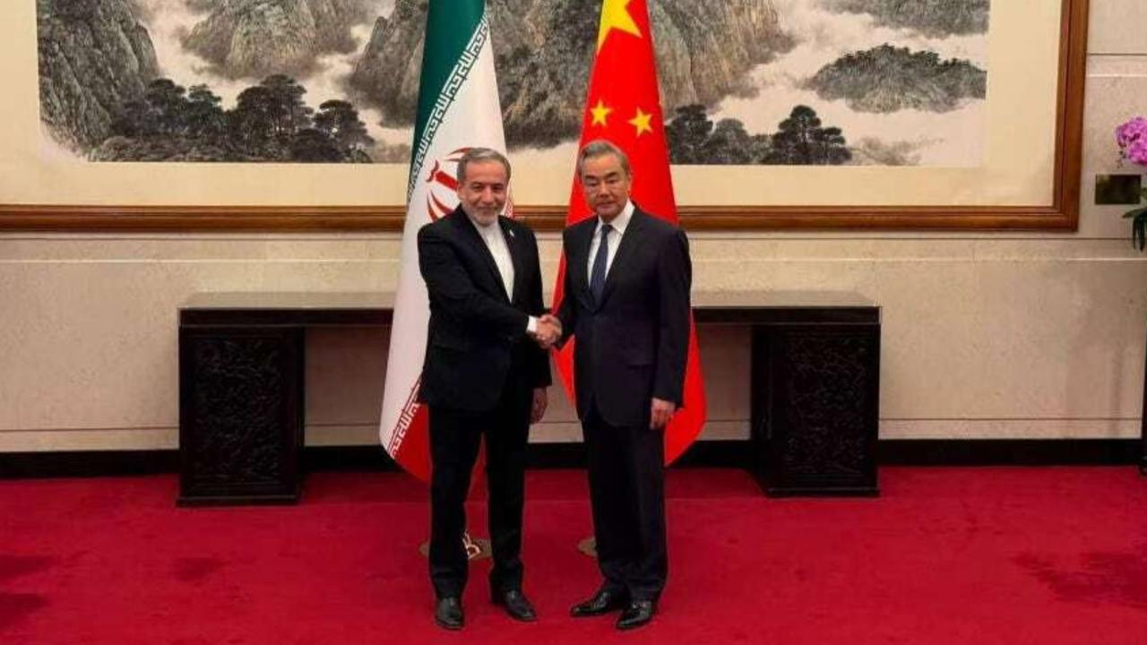 【伊朗外长首次访华，特朗普亲信的中国通参议员到访上海，叠加特朗普本月中旬可能访华