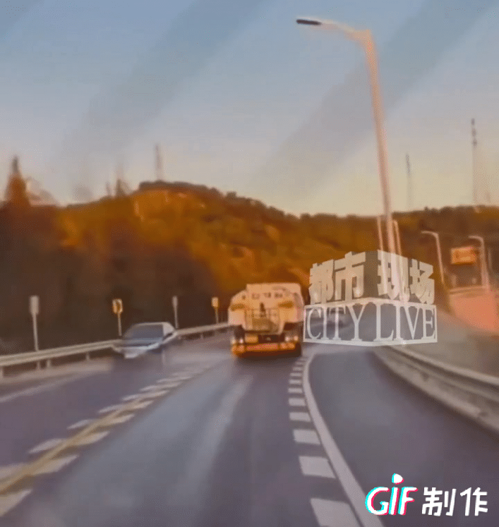 真会看人下菜！
温州一洒水车，每次洒水时，
遇到行人他也不顾及，但要是遇到了交警