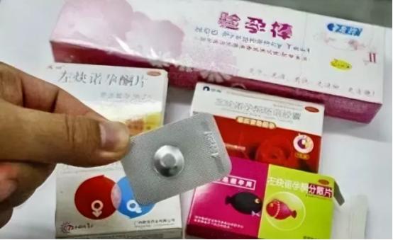 河南一男子带女友外出旅游的2天时间里，与女友多次发生关系，为了避免怀孕，男子便从