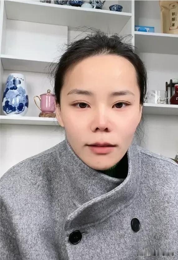 今天熊磊在直播中自称“兰考媳妇”，言语间流露出对这片土地的深厚情感。她手捧兰考特