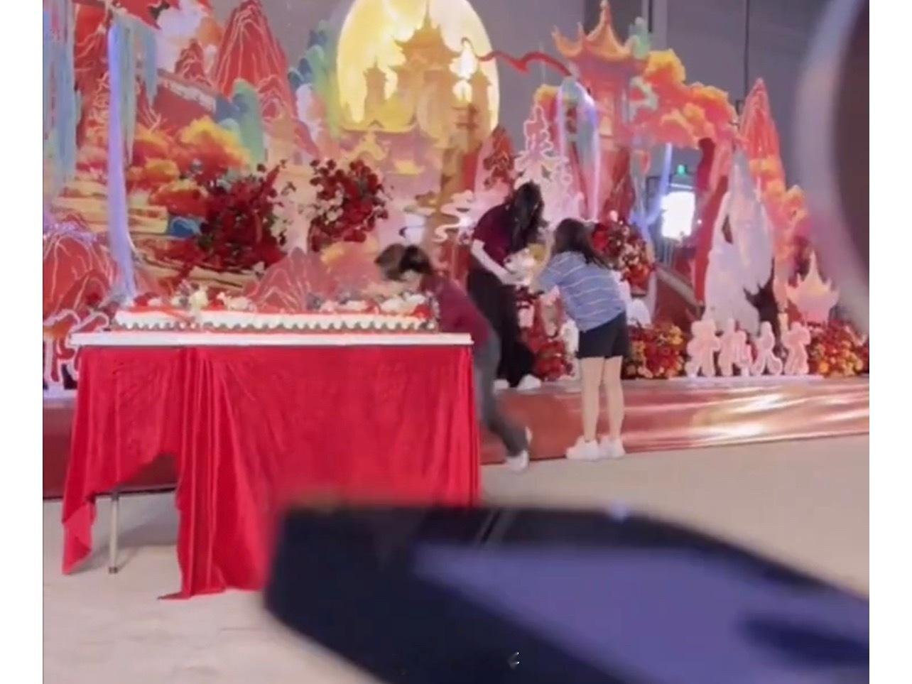鞠婧祎你的兵全来了 鞠婧祎的女主剧《来战》开机，没想到粉丝的应援这么用心，谁看了