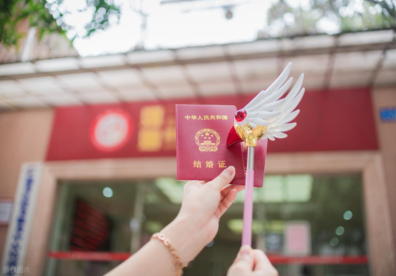 男子为骗拆迁款与同居男友的姐姐“假结婚” 2024年底，北京某村启动腾退安置，政