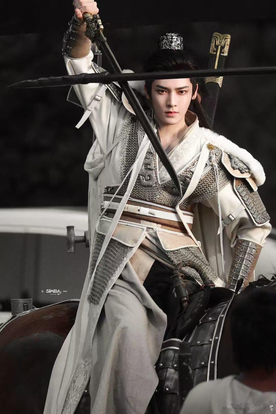 侯明昊 雀骨 侯明昊演绎的萧无衣，黑白反差感十足，帅气又冷峻，简直让人无法移开视