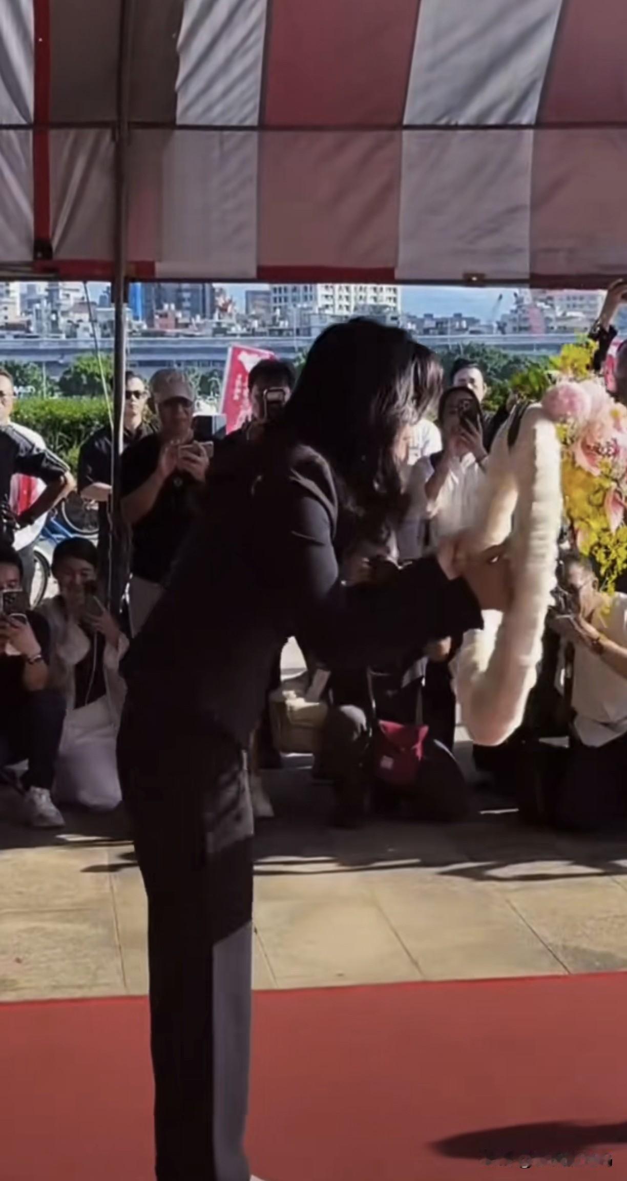 三鞠躬！！！
郑丽文真大胆
台湾第一人，敢祭拜吴石将军。

今天，郑丽文参加台北