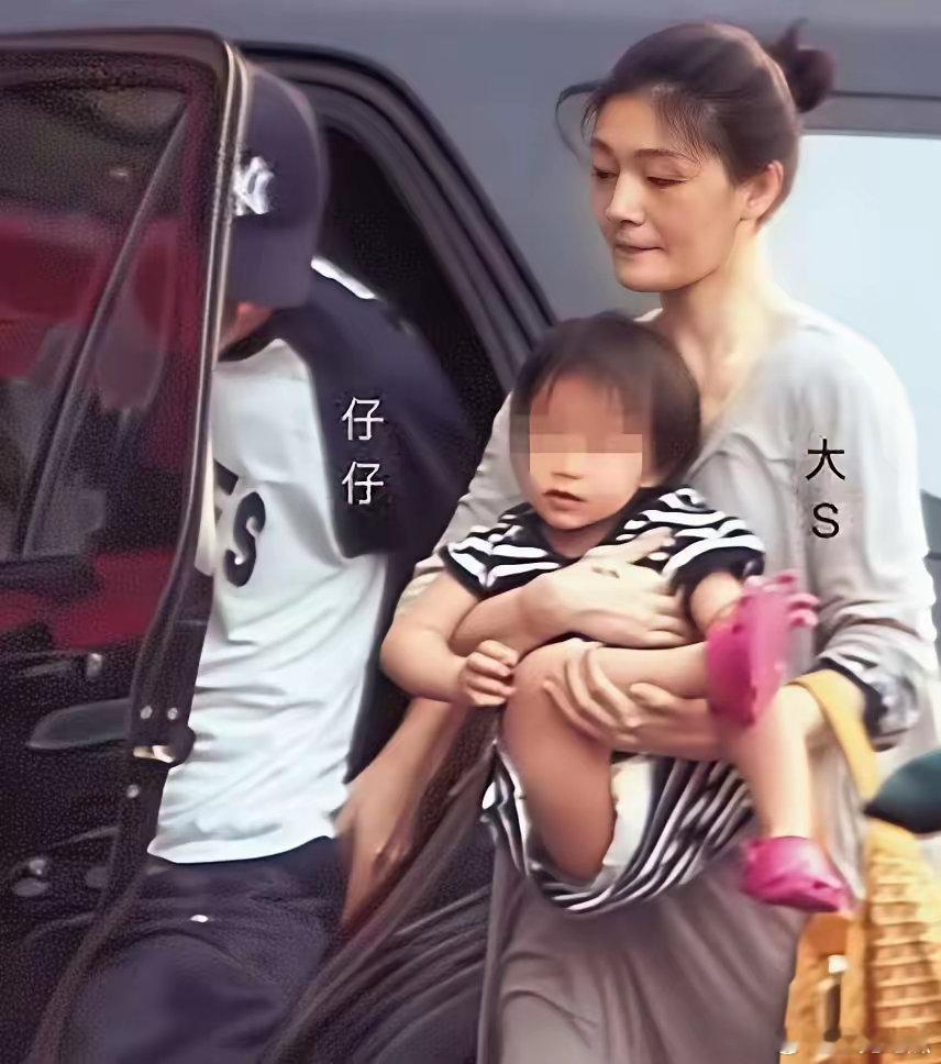 大S真的很疼妹妹许俏妞出生开始就是大S在带连跟仔仔出去约会都带着娃 怪不得剧里跟