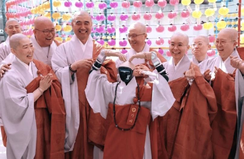 韩国首尔曹溪宗为庆祝佛诞，首次为人形机器人举行受戒仪式，成为韩国首个“机器人僧侣