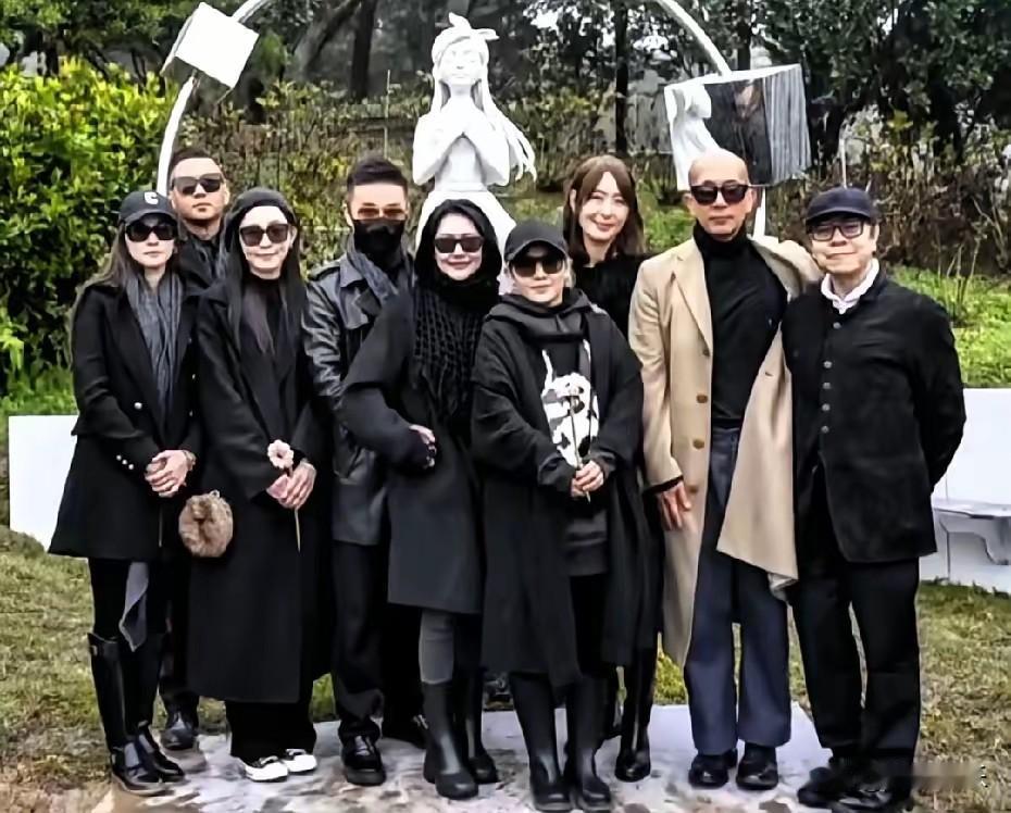 网友表示大s周年忌雕像揭幕的那一刻真没有看出来大家有多悲伤，反倒是纷纷和大s雕像