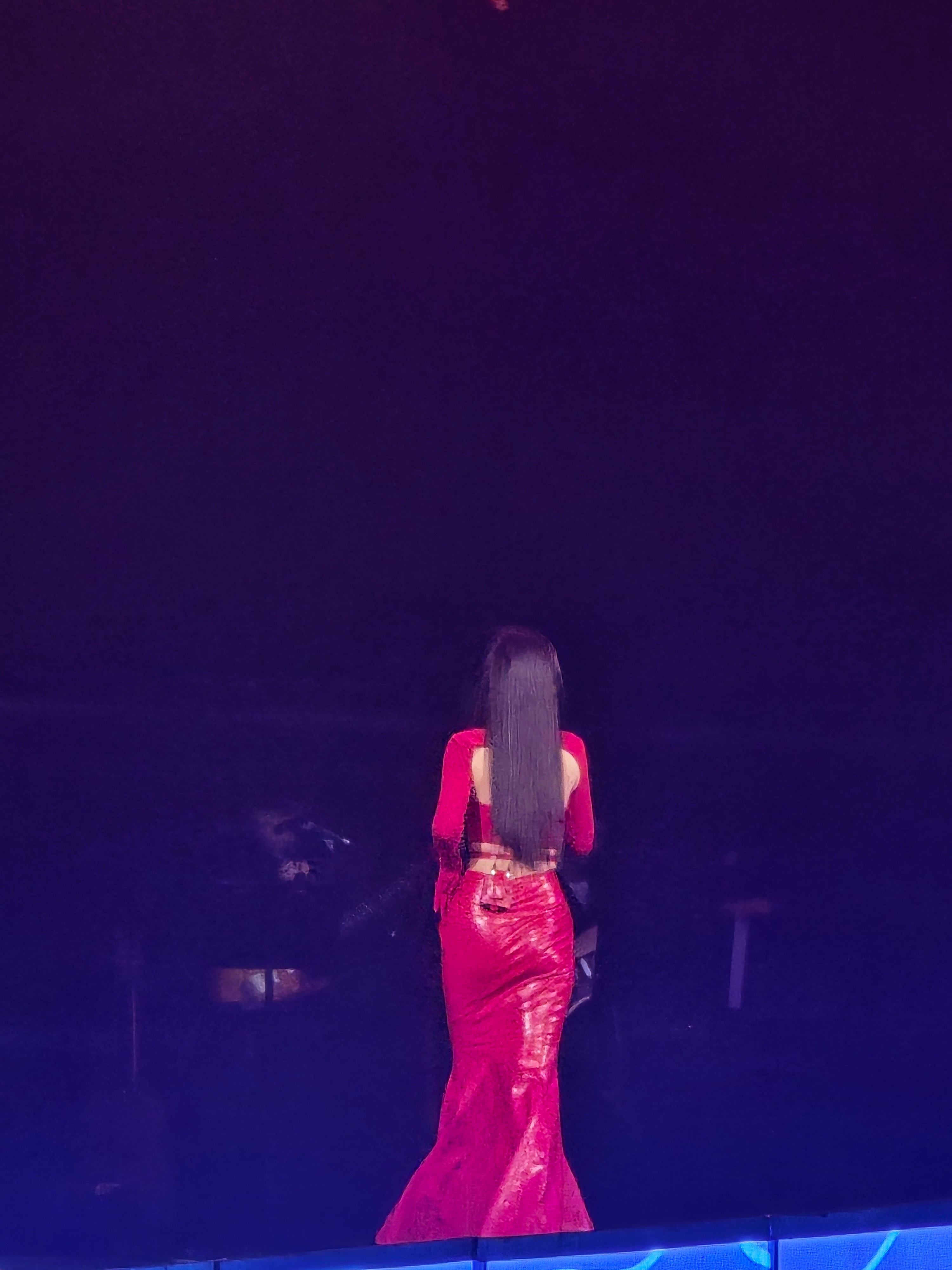 昨天是我“房间里的大象”我看的第三场，隔了一段时间再来看，我是在开场看到她从天而