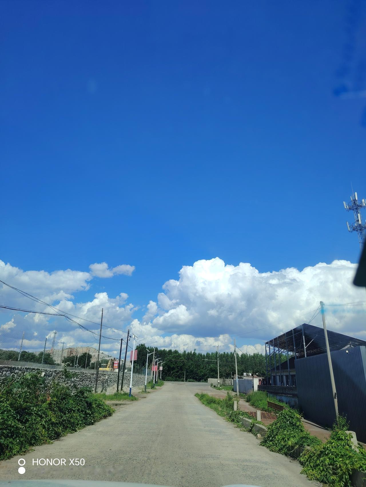 夏日生活打卡季夏天来了，今天又是一个晴朗的天，蓝色的天空中飘着洁白的云朵，放眼望