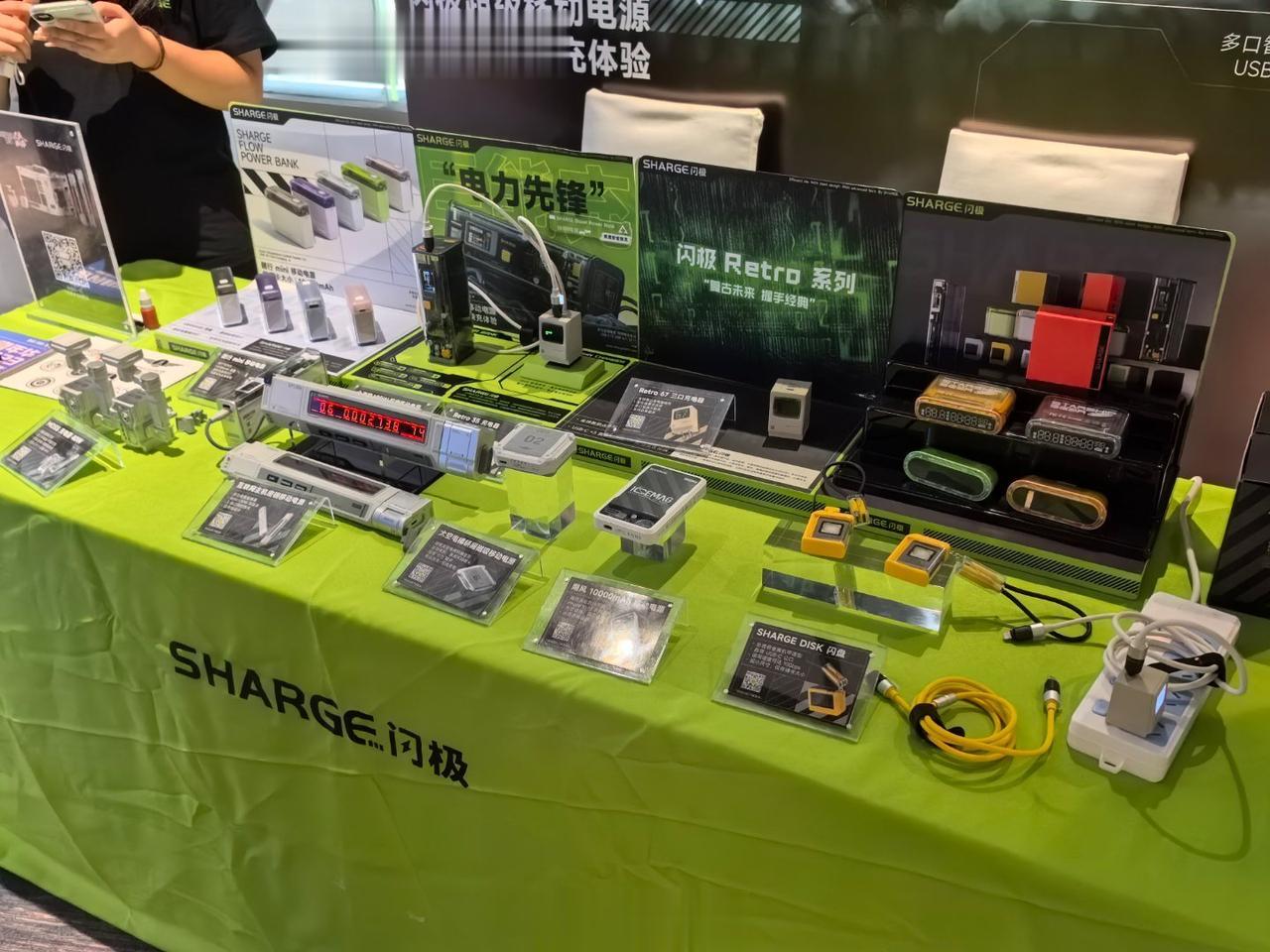 闪极亮点产品

1）迷你硬盘盒，带主动散热风扇，太小巧了，想拥有，等开售。[吐舌