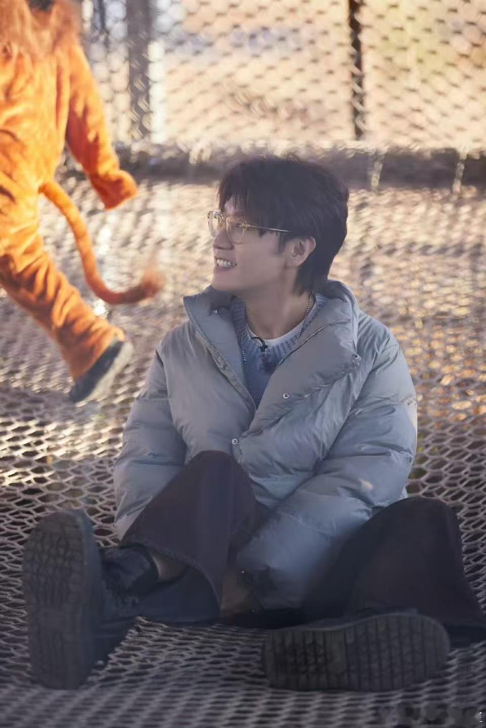 王铮亮音乐小课堂开课了王铮亮 小朋友们围着亮哥听音乐的画面太治愈！手风琴旋律悠扬