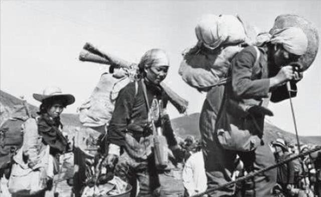 日本战败后，日本人逃亡惨状：上万人饿死流民遍地，女人最先被抛弃。1945年8月1