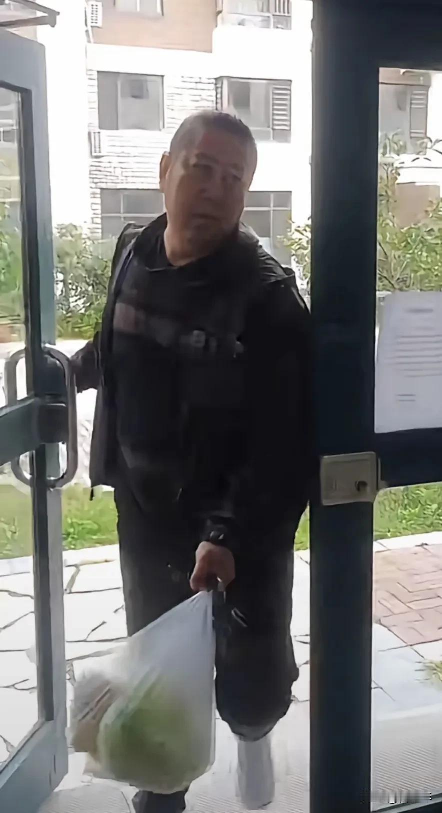 这互联网的补货速度就是快，没了一个东北雨姐，又蹦出来一个东北雨哥，别说，你还别说