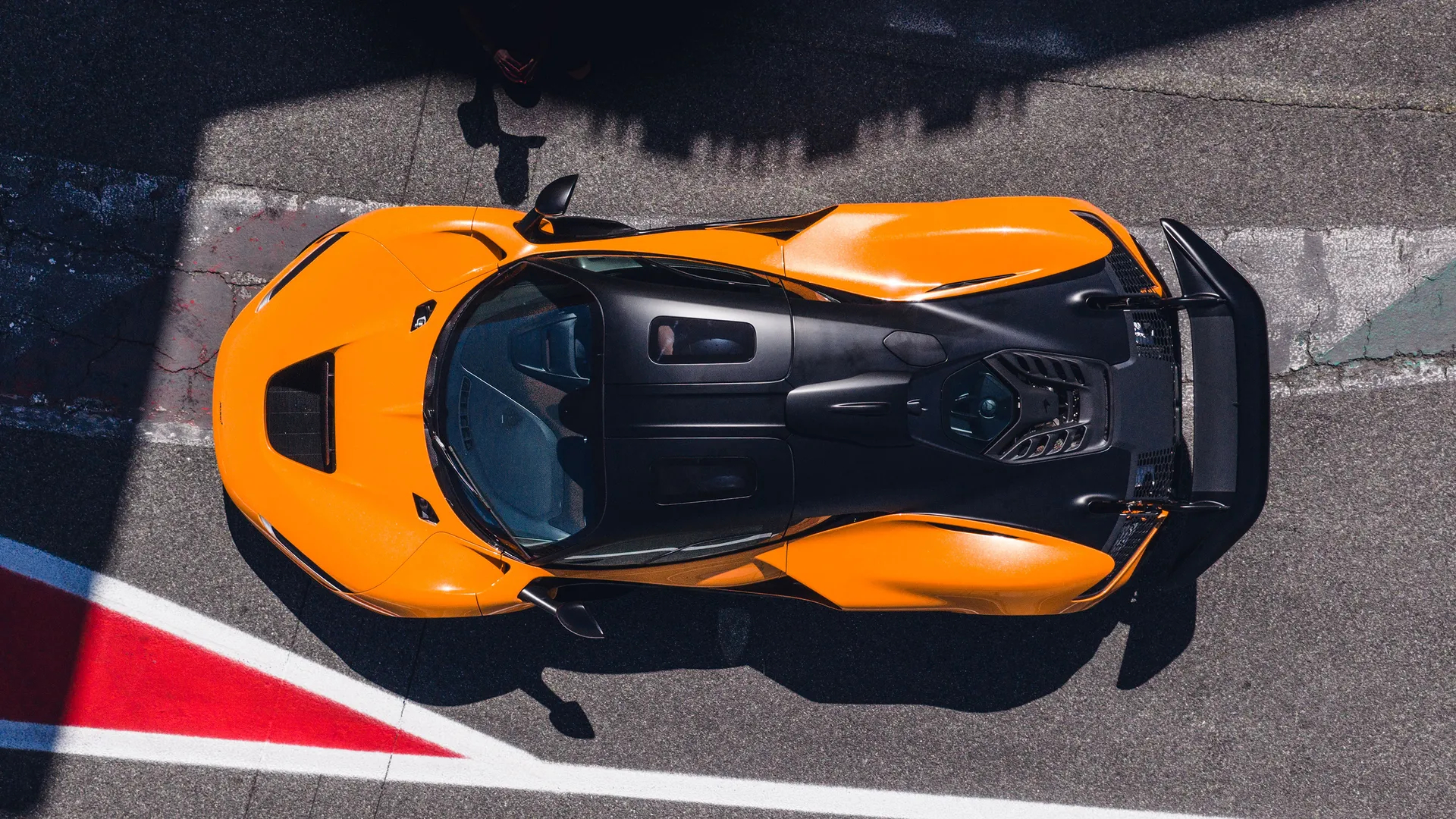迈凯伦W1，在全新一代Hypercar中是很特别的存在。干重1399kg，127