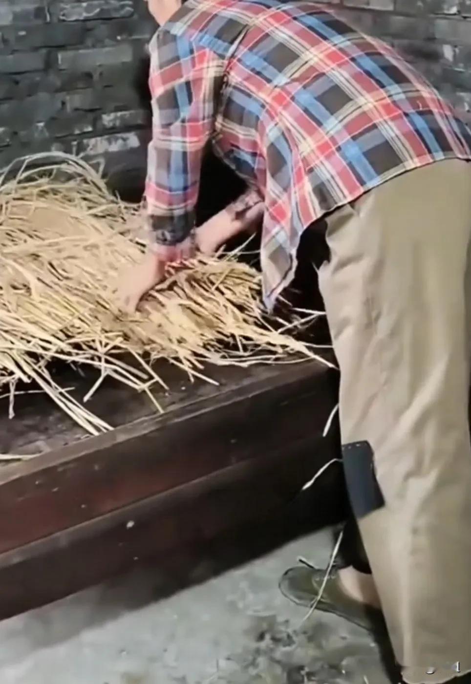 你睡过这样的床吗？
铺稻草睡觉的回忆
昨天刷视频有个网友说他没有见过铺稻草睡觉的