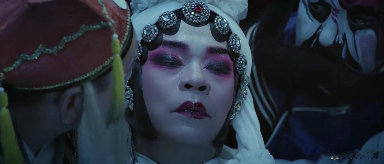 苟师走了，累死在舞台上，他一口气吹了 81 口火，最后猝死在舞台上。
忆秦娥比以
