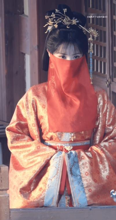 田曦薇红衣面纱路透哈哈哈 