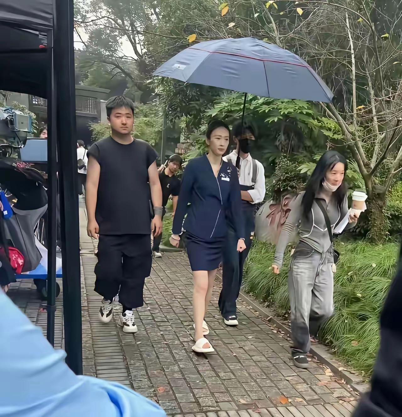 不明白了，她自己不能撑伞吗？还找人专门撑伞，矫情