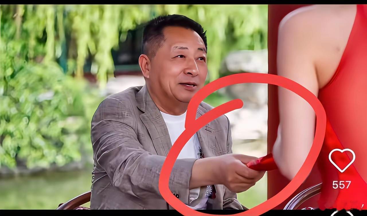 马筱梅给婆婆敬茶的时候，汪大爷就把红包给了马筱梅，这一看，汪大爷挺满意儿媳。​汪