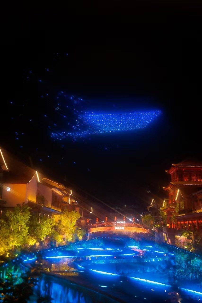 康辉带你赏天台鹊桥星河七夕浪漫已就位！康辉邀你共赏天台“鹊桥连星河”的梦幻，瀑布