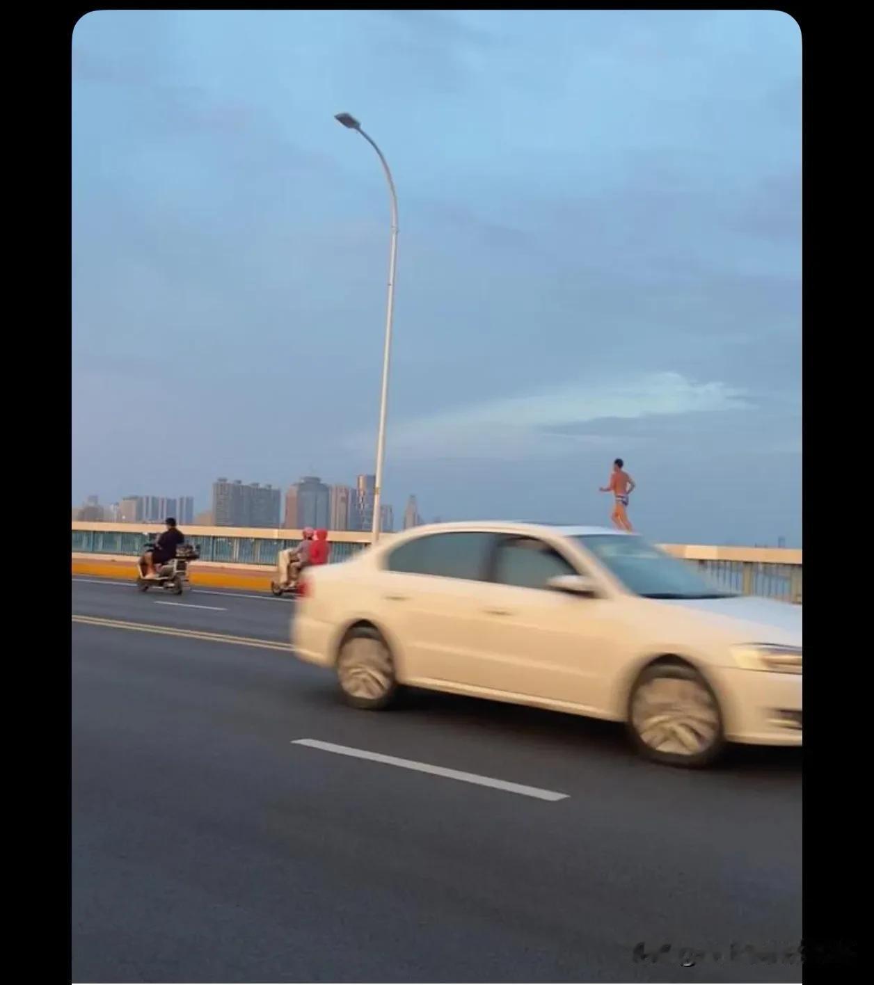 我以为是摄影界又出了个天才，想着是错位拍摄的，谁知道是真的在护栏上跑

怎么走的