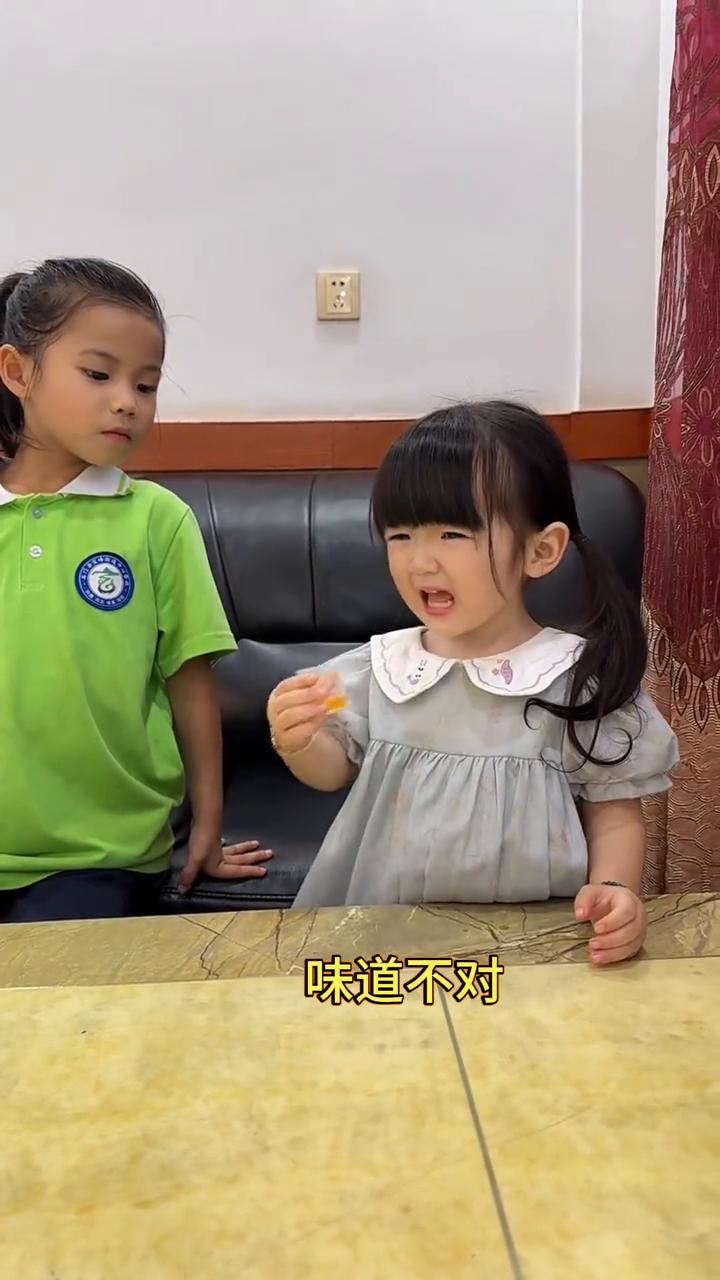 当孩子不肯喝药，我在网上学到的小妙招。
·第一局：果汁。小美女，下一杯你来好不好