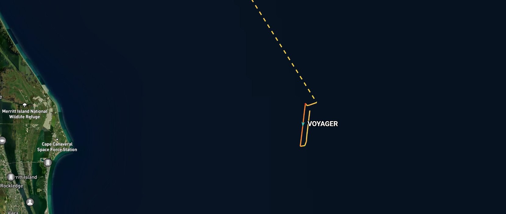 Voyager正在打捞USSF-87任务中脱落的固体火箭助推器喷管。 