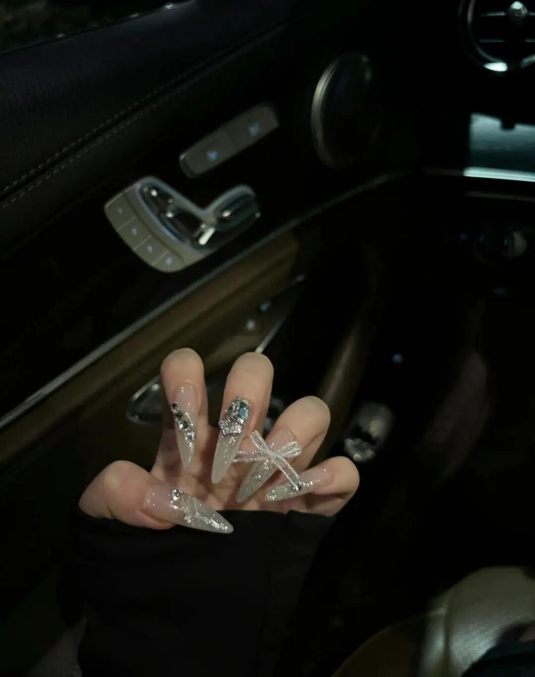 根本不对任何人抱有道德洁癖的期望 人性的丑恶禁不起拆穿 凑的太近谁都没法看 越探