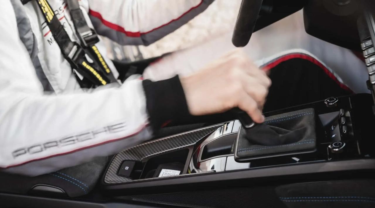 保时捷开发新变速箱，能在手动和自动之间切换
保时捷申请了一项新的变速箱专利，能根