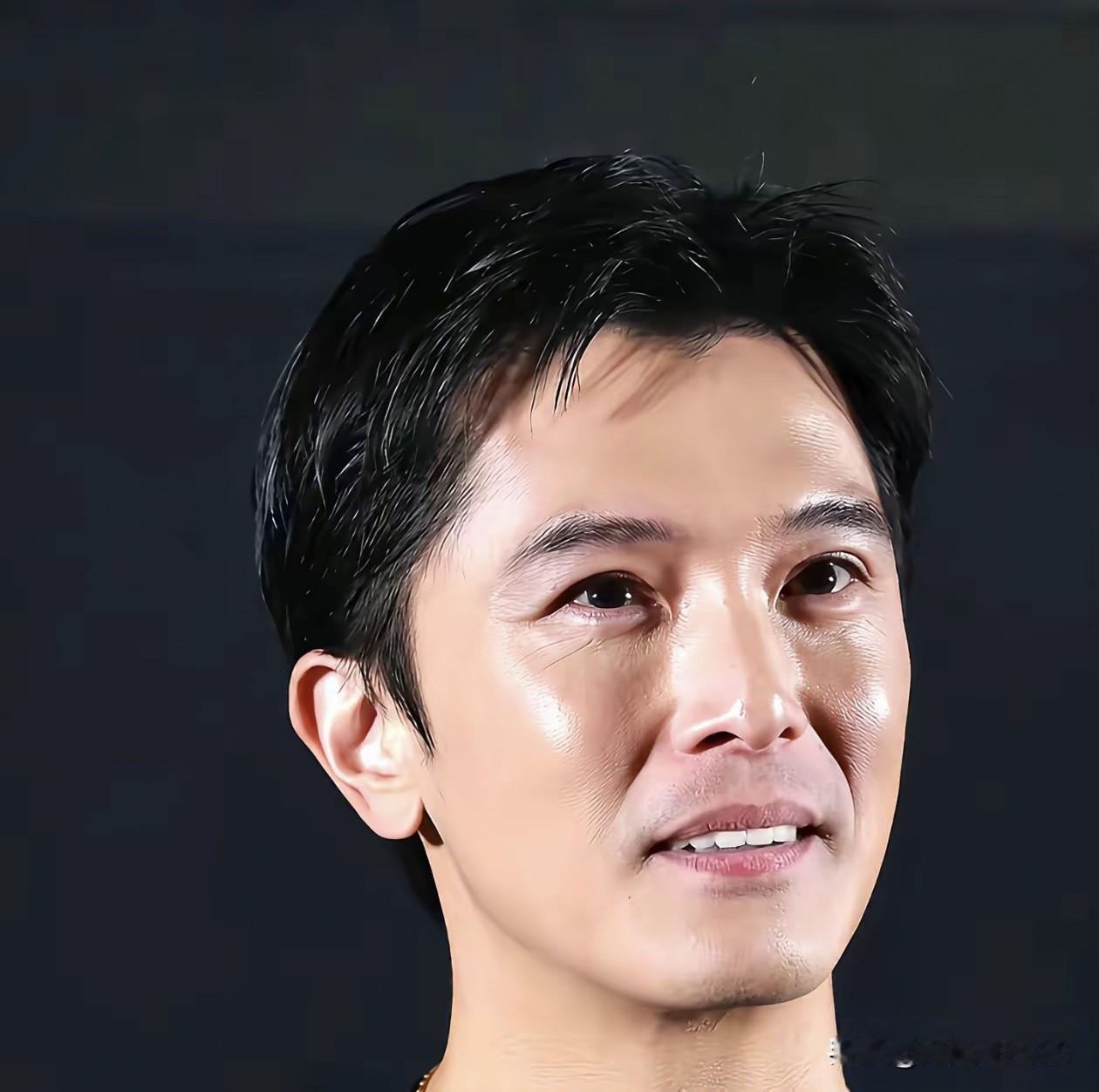 想不到才44岁的邱泽也老了，连他那勾人的“桃花眼”也没光了，真的是反差感特别大，