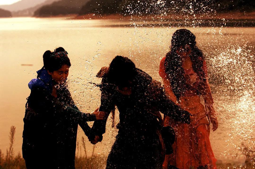 其实小唐人巅峰那两年做剧宣的概念真的很超前，蔡农很重视剧的原声带，喜欢用偶像感的