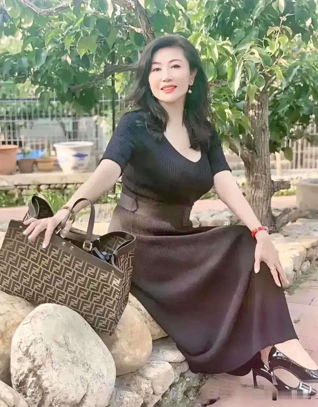 老公每次半夜从外地回来，我都特别心疼他，只要他开心我什么事都会顺着他、满足他。
