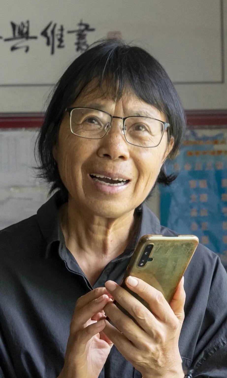 中学校长张桂梅，接到浙江大学学生的电话，学生说:张老师，我不读了，农村出来的学生