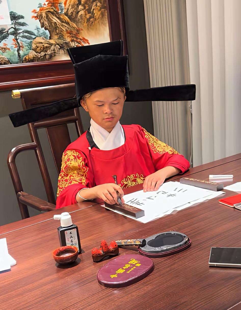 长相酷似马云的范小勤再次火出圈，现在他要靠书法带火马云
江西永丰“顶流”范小勤又