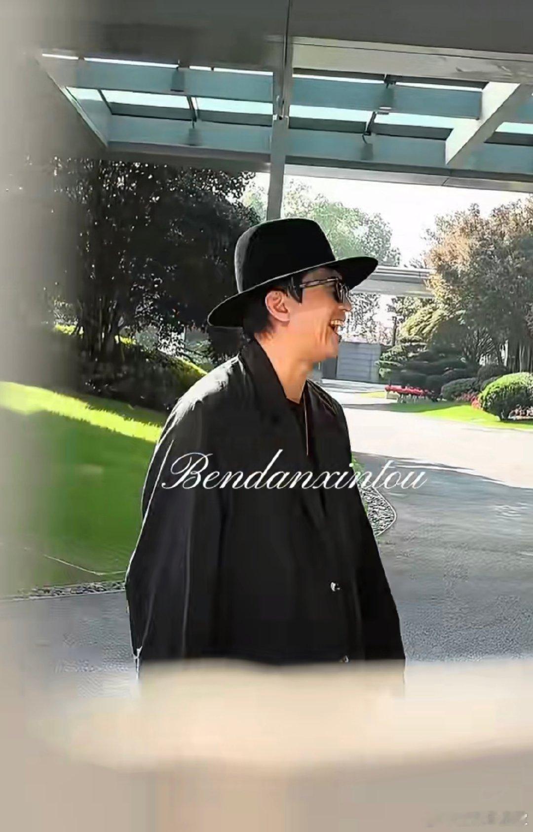 伤痛挡不住舞台热情，拐杖撑得起敬业担当！超哥腿伤未愈依旧坚守主持岗位，专程跑向粉