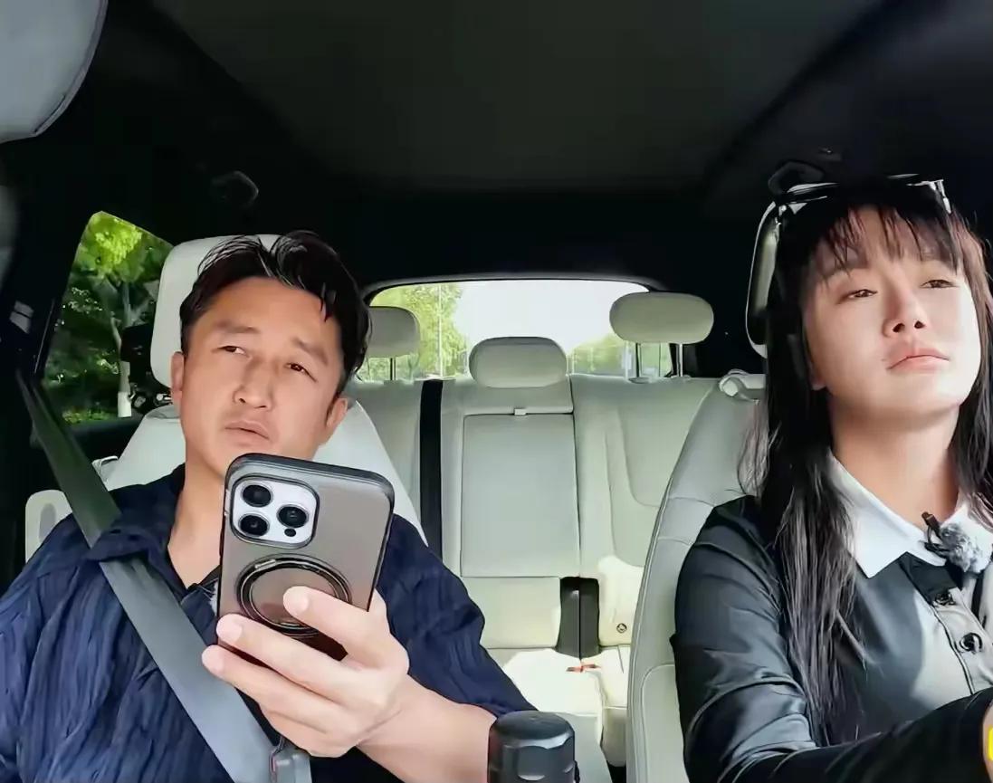 邹市明两口子参加综艺，观察室的女嘉宾，说他丧丧的，应该去看心理医生。这是什么P话