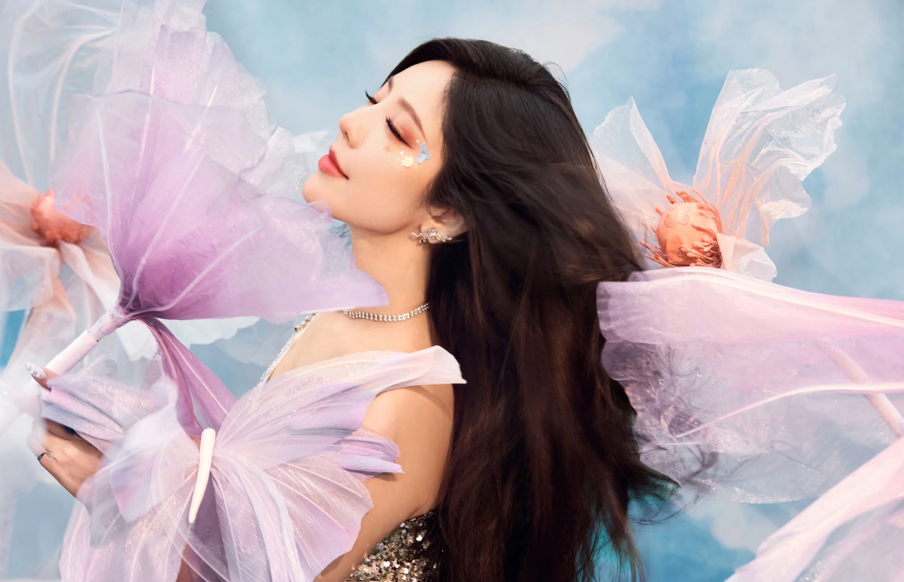 当年赵奕欢在浪姐的热度也很好而且上进有能力她不用一点一点走进我的心，她一下子就走