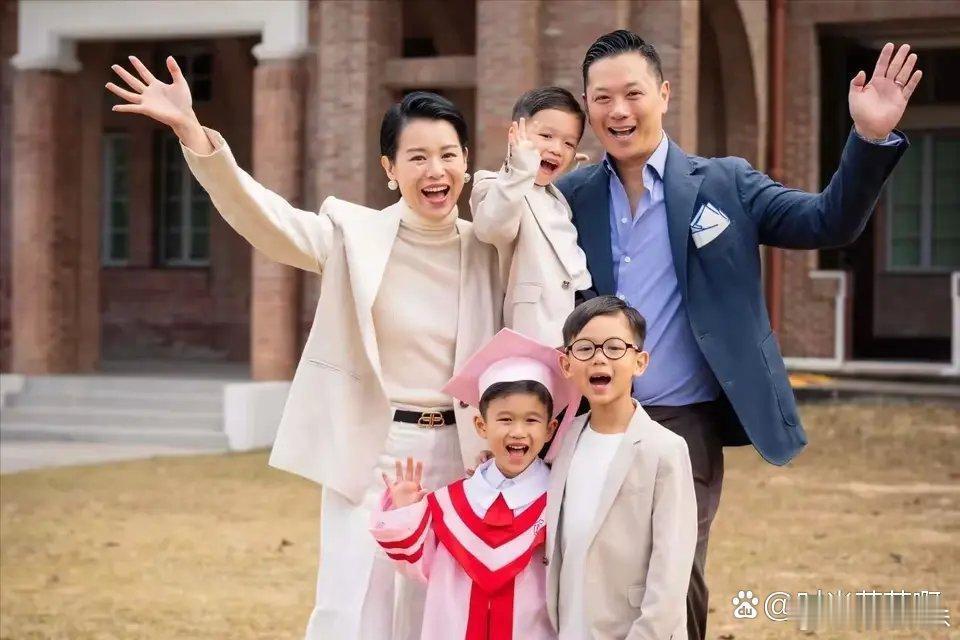 胡杏儿全家福近照来了，三个儿子遗传了妈妈的颜值！这也太幸福了吧！ 
