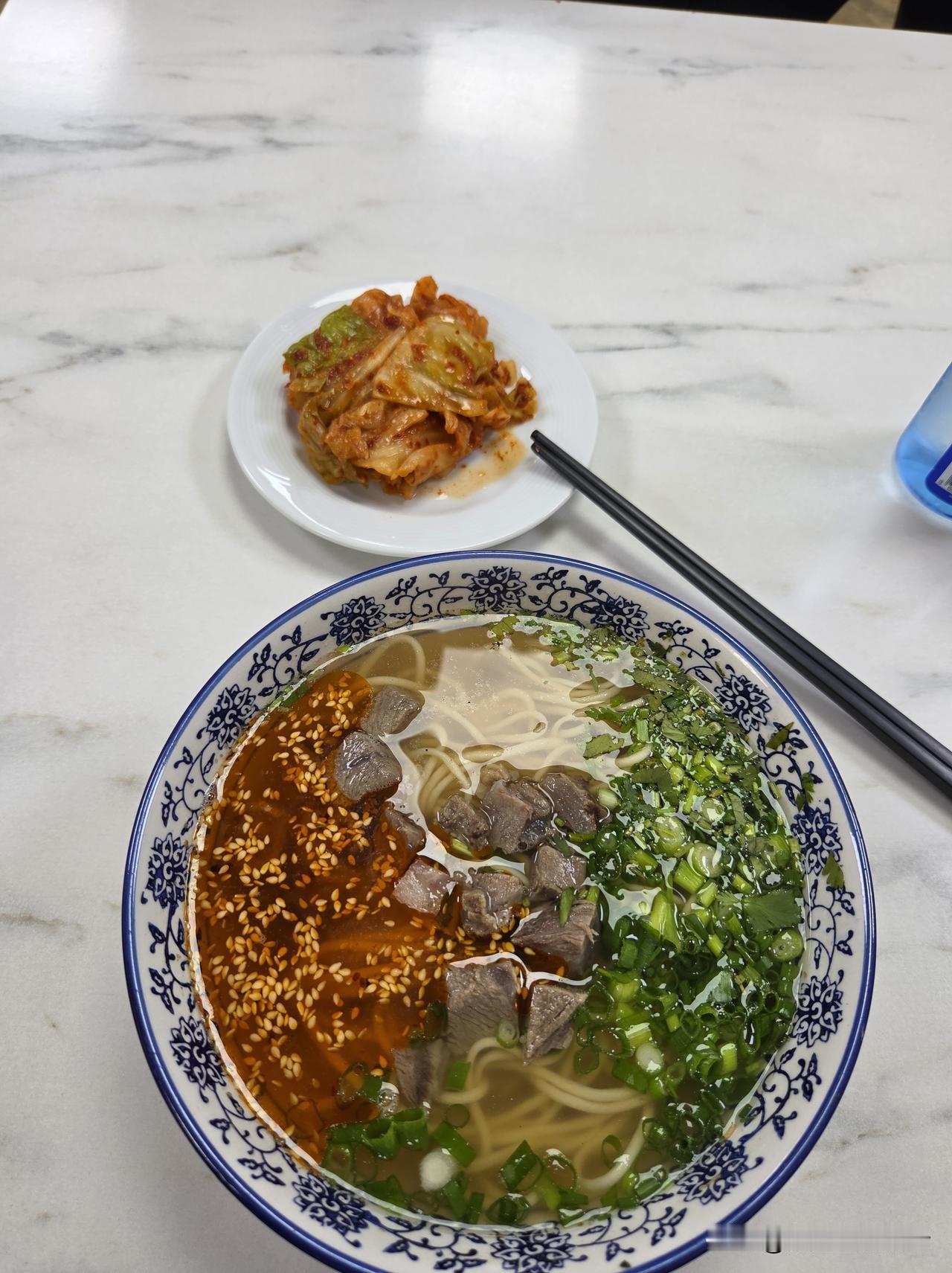 一碗牛肉面，一串烤羊腰，一串烤面筋，一串烤羊排，再加一小碟辣白菜，700里拉，合
