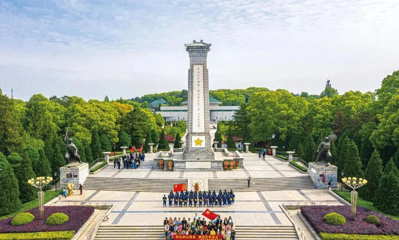 一首歌把红安送进热搜，也把我这个湖北人送进回忆。
小时候春游烈士陵园，老师只让默