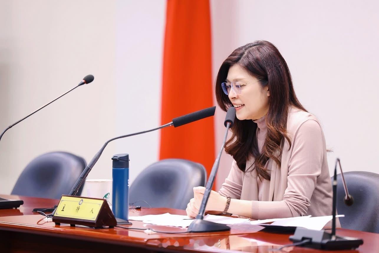 郑丽文与近五十位来自各国驻台湾代表处的代表茶叙交流。郑丽文表示，两岸和平不只是两