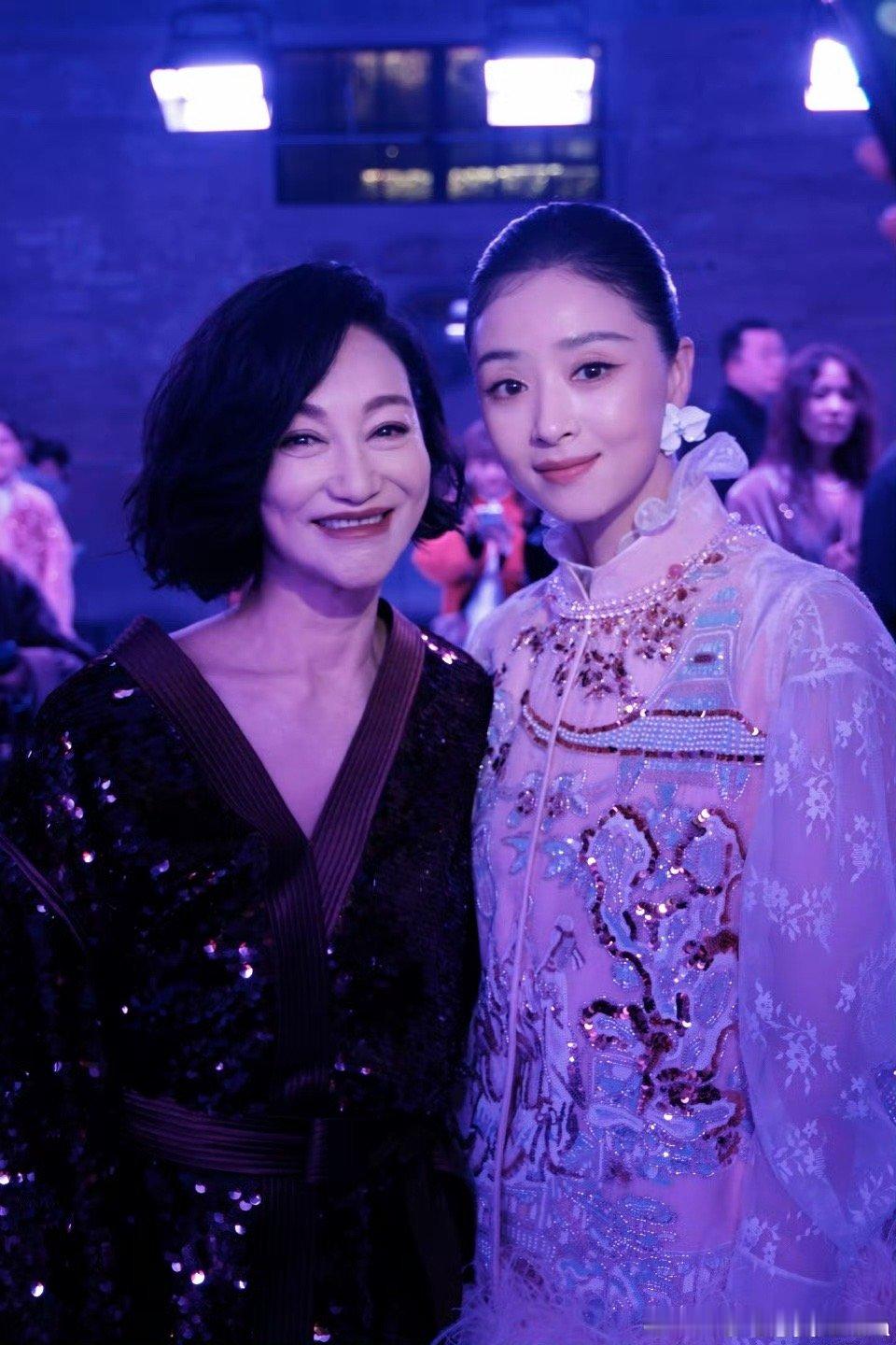 惠英红蒋欣看秀合照 太吸睛了！惠英红的沉稳大气与蒋欣的明艳动人，在镜头下展现得淋