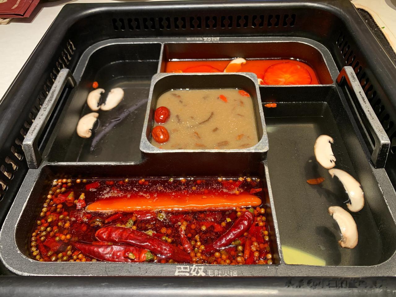 #冬天的第一顿火锅#今年冬天的第一顿火锅和20年的老友一起嗨，每人二两小酒畅所欲