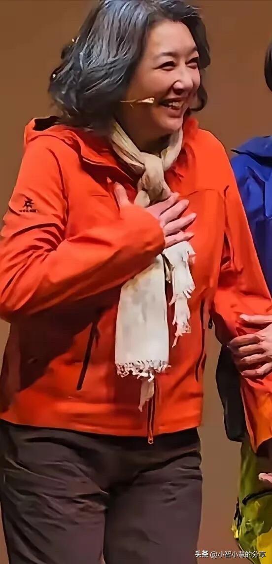 58岁的她确实老了不少，不染发头上有很多的白头发，这样的颜值和身材跟普通人比起来