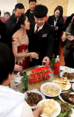 洒一大半，喝一小口，这新娘一看就是见过世面的！