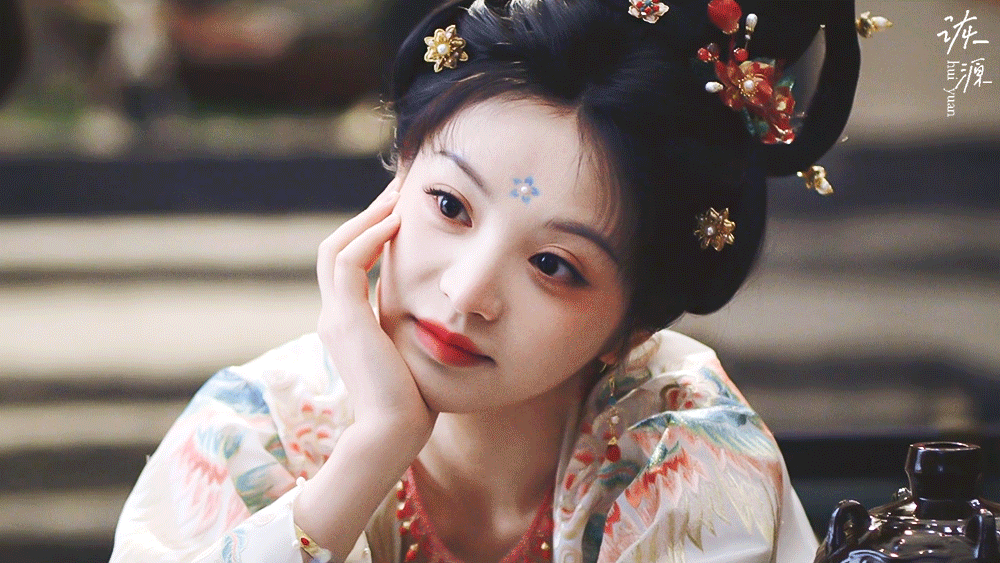 田曦薇 《子夜归》武祯 / 动图EP19-01 白衣 枫叶林🍁🍁🍁托腮 摸