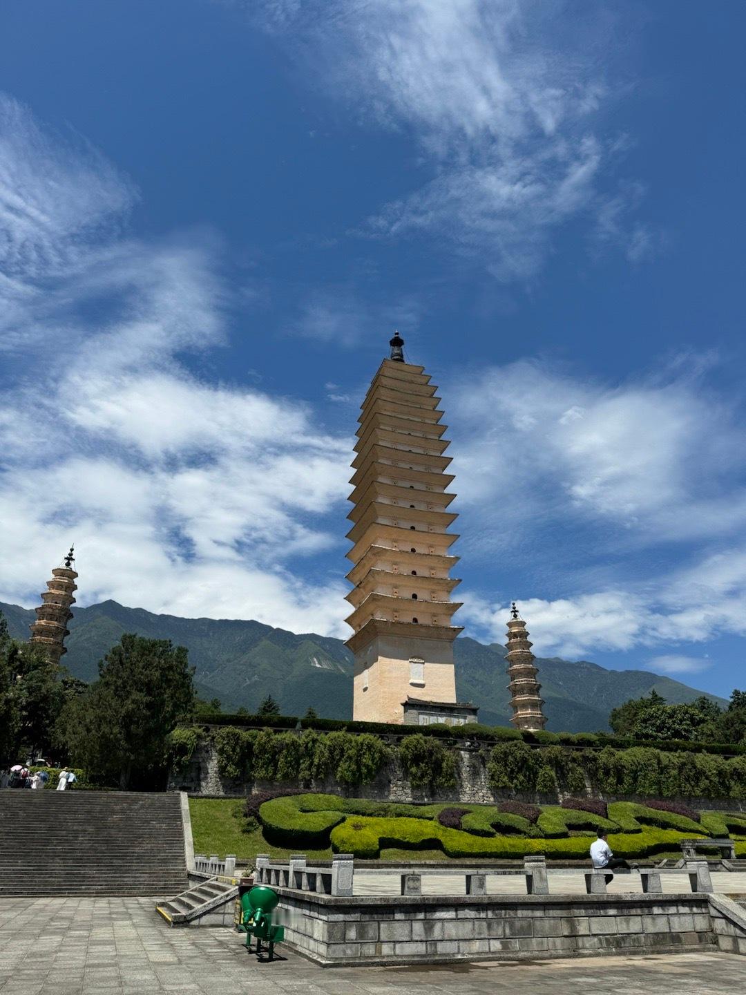 蓝天下，洱海旁，大理三塔矗立千年。倾听古塔的回响，领略风花雪月的故事，感受这片土