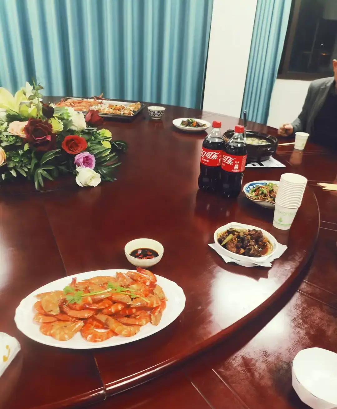 每月如期而至的家庭小聚餐，我们从不敷衍。小曾总(八零后女生)稳站主厨之位，我则在