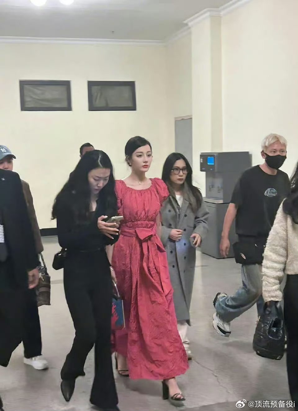 果然女明星都是小头中的小头，迪丽热巴这张生图完全是芭比娃娃照进现实！！ ​​​